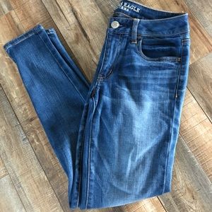 AMERICAN EAGLE blue jeans/jeggings!! Size 4 short!
